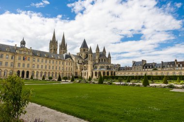 Abbaye-aux-Hommes ve Caen Belediye Binası Kordon Jean-Marie Louvel manzaralı