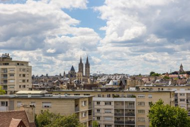 Caen Kalesi 'nin surlarından çan kulelerinin hakim olduğu şehir manzarası.