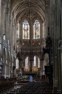 Caen 'deki Saint-Pierre Kilisesi' nin içinde.
