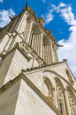 Caen 'deki Saint-Pierre kilisesinin çan kulesi.
