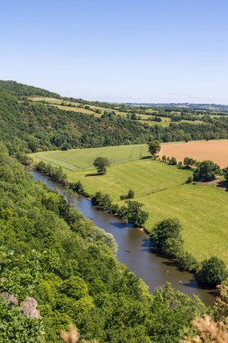 Kayalıklardan Clecy 'deki Orne' da kano.