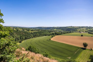 Bir bahar günü Clecy 'deki Rochers des Parcs' tan Suisse Normandesinin manzarası