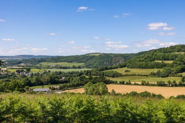 Bir bahar günü Clecy 'deki Rochers des Parcs' tan Suisse Normandesinin manzarası