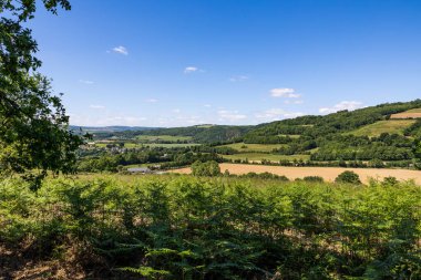 Bir bahar günü Clecy 'deki Rochers des Parcs' tan Suisse Normandesinin manzarası