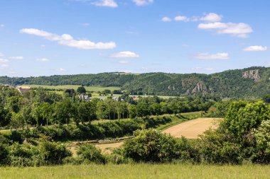 Bir bahar günü Clecy 'deki Rochers des Parcs' tan Suisse Normandesinin manzarası