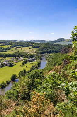 Kayalıklardan, Orne Nehri 'nden Clecy Viaduct' a bak.