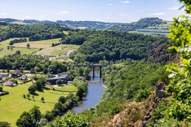 Kayalıklardan, Orne Nehri 'nden Clecy Viaduct' a bak.