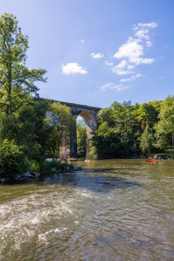 Güneşli bir bahar gününde Clecy 'deki Orne Nehri' nde kano gezisi.