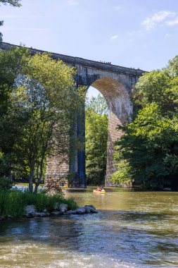 Güneşli bir bahar gününde Clecy 'deki Orne Nehri' nde kano gezisi.