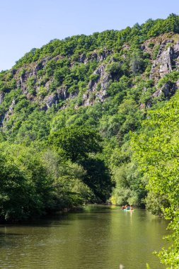 Güneşli bir bahar gününde Clecy 'deki Orne Nehri' nde kano gezisi.