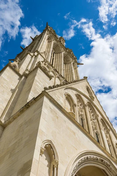 Caen 'deki Saint-Pierre kilisesinin çan kulesi.