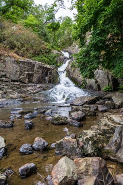 Büyük Mortain Şelalesi ilkbahar gününde