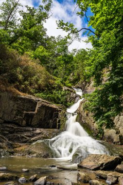 Bir bahar günü Büyük Şelale de Mortain 'in uzun pozlama manzarası