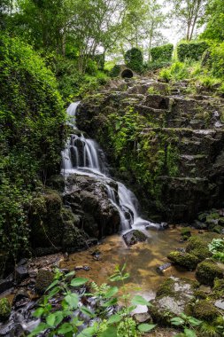 Bir bahar günü Mortain 'in küçük şelalesinin uzun pozlama manzarası