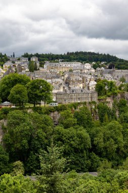 Bulutlu bir günde Yanmış Kaya 'dan Mortain şehri manzarası