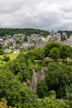 Bulutlu bir günde Yanmış Kaya 'dan Mortain şehri manzarası