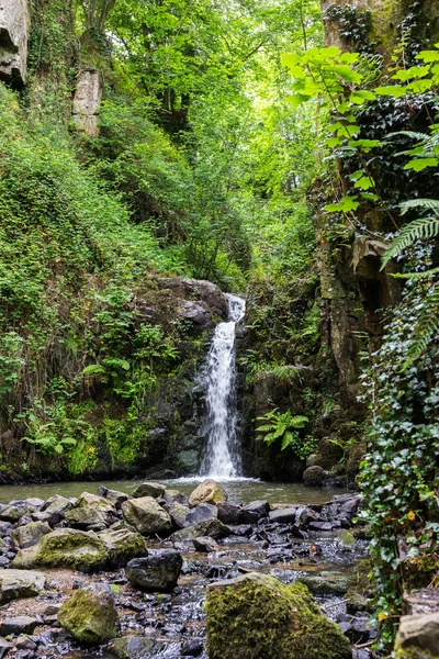 Kleiner Wasserfall Von Mortain Einem Frühlingstag — Stockfoto