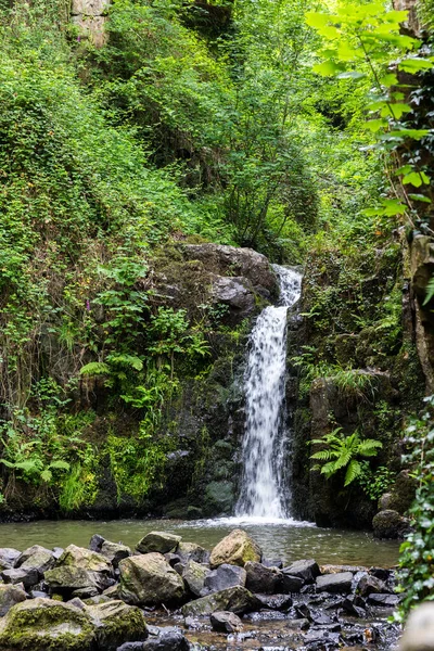 Bir bahar gününde Mortain 'in küçük şelalesi