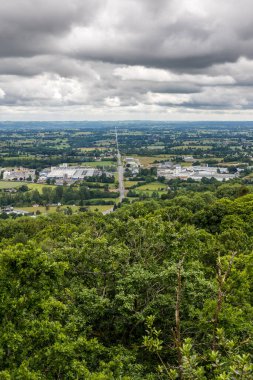 Mortain 'deki Saint-Michel Kilisesi' nden Norman kafesi manzarası.