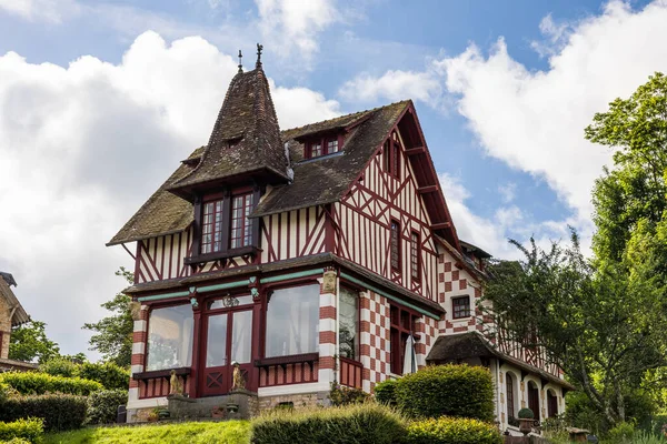 Bagnoles-de-l 'Orne' da güzel bir villanın cephesi