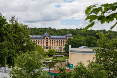 Bagnoles-de l 'Orne gölüne bak bulutlu bir havada
