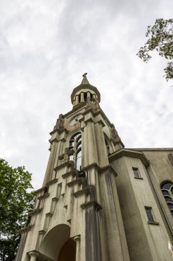 Bagnoles-de-l 'Orne' daki Kutsal Kalp Kilisesi 'nin cephe ve çan kulesi