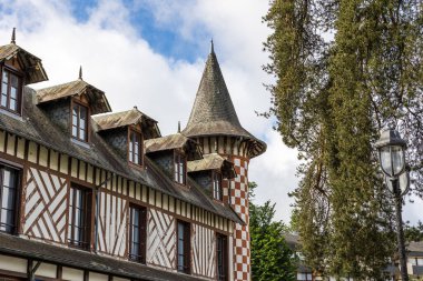 Bagnoles-de-l 'Orne' daki Hotel de la Potiniere du Lac 'ın önünde, gölün kenarında.