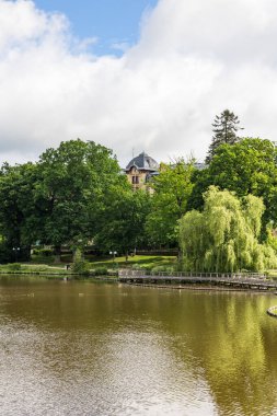 Güneşli bir günde Bagnoles-de-l 'Orne gölünün yakınına park et.