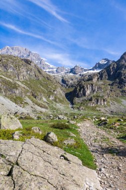 Valgaudemar Vadisi 'ndeki Lauzon Gölü' nün yürüyüş parkurlarından Gioberney Sirki.