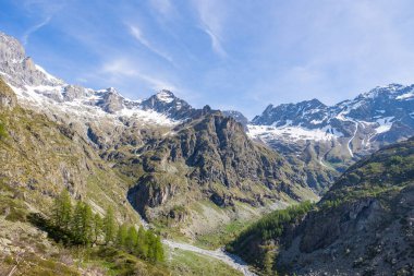 Valgaudemar Vadisi 'ndeki Lauzon Gölü' nün yürüyüş parkurlarından Gioberney Sirki.