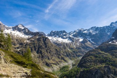 Valgaudemar Vadisi 'ndeki Lauzon Gölü' nün yürüyüş parkurlarından Gioberney Sirki.