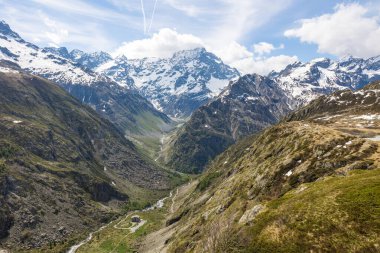 Valgaudemar Vadisi 'ndeki Lauzon Gölü' nün yürüyüş parkurlarından Gioberney Sirki.