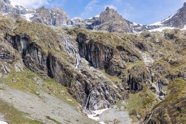 Valgaudemar Vadisi 'ndeki Lauzon Gölü' nün yürüyüş parkurlarından Gioberney Sirki.