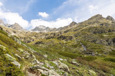 Valgaudemar Vadisi 'ndeki Lauzon Gölü' nün yürüyüş parkurlarından Gioberney Sirki.