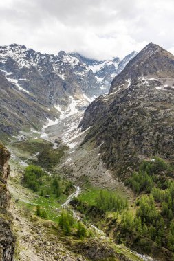Valgaudemar Vadisi 'ndeki Lauzon Gölü' nün yürüyüş parkurlarından Gioberney Sirki.