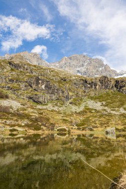 Lauzon Gölü Massif des Ecrins 'de Gioberney Sirki ile çevrilidir.