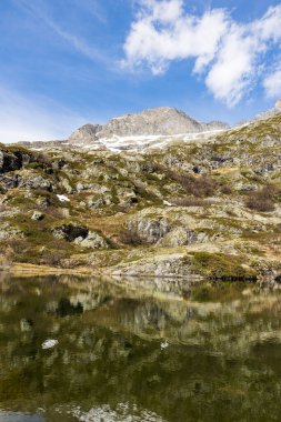 Lauzon Gölü Massif des Ecrins 'de Gioberney Sirki ile çevrilidir.