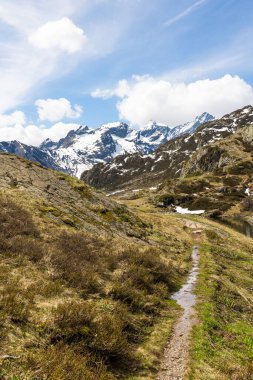 Lauzon Gölü Massif des Ecrins 'de Gioberney Sirki ile çevrilidir.