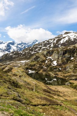 Lauzon Gölü Massif des Ecrins 'de Gioberney Sirki ile çevrilidir.