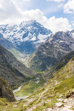 Refuge du Gioberney, Valgaudemar Vadisi 'ndeki Sirac zirvesinin eteklerinde.