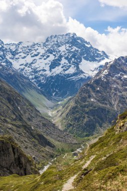 Refuge du Gioberney, Valgaudemar Vadisi 'ndeki Sirac zirvesinin eteklerinde.