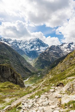 Refuge du Gioberney, Valgaudemar Vadisi 'ndeki Sirac zirvesinin eteklerinde.