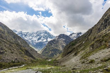 Refuge du Gioberney, Valgaudemar Vadisi 'ndeki Sirac zirvesinin eteklerinde.