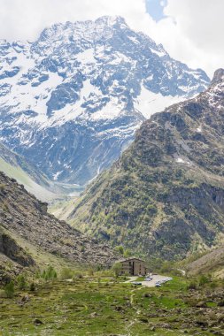 Refuge du Gioberney, Valgaudemar Vadisi 'ndeki Sirac zirvesinin eteklerinde.