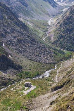 Valgaudemar Vadisi 'ndeki Lauzon Gölü' nün yürüyüş parkurlarından Gioberney Sığınağı