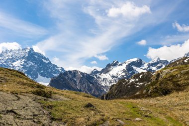 Valgaudemar Vadisi 'ndeki Lauzon Gölü platosundan Sirac' ın zirvesi ve buzulları