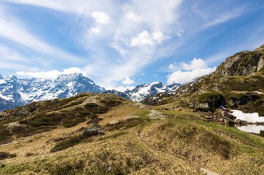 Valgaudemar Vadisi 'ndeki Lauzon Gölü platosundan Sirac' ın zirvesi ve buzulları