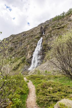 Voile de la Mariee Şelalesi, Valgaudemar Vadisi 'ndeki Gioberney Sirki' nin girişinde.