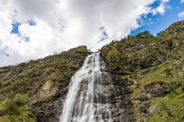 Voile de la Mariee Şelalesi, Valgaudemar Vadisi 'ndeki Gioberney Sirki' nin girişinde.