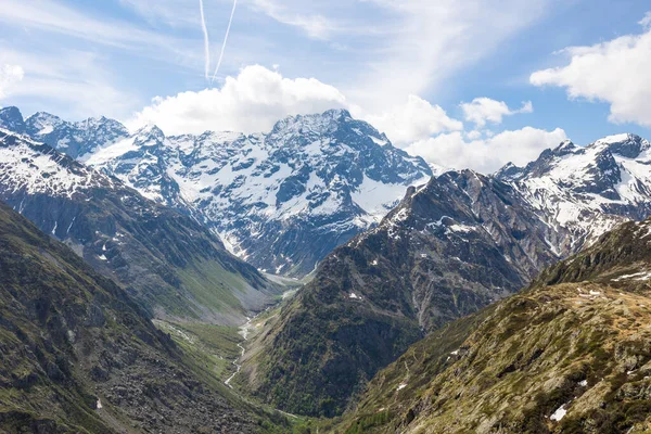 stock image Cirque du Gioberney from the hiking trails of Lauzon Lake in the Valgaudemar Valley